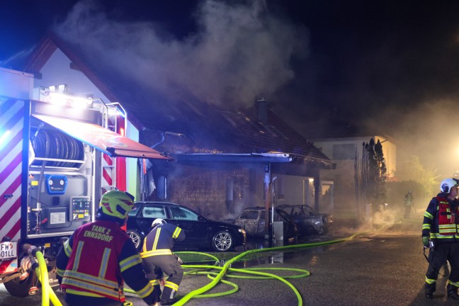 Brand einer Doppelhaush�lfte in Enns nach anf�nglichem Fahrzeugbrand in einem Carport