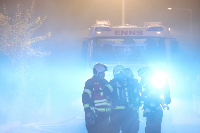 Brand einer Doppelhaush�lfte in Enns nach anf�nglichem Fahrzeugbrand in einem Carport