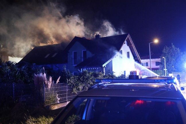 Brand einer Doppelhaush�lfte in Enns nach anf�nglichem Fahrzeugbrand in einem Carport