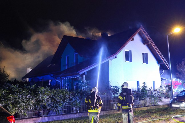 Brand einer Doppelhaush�lfte in Enns nach anf�nglichem Fahrzeugbrand in einem Carport