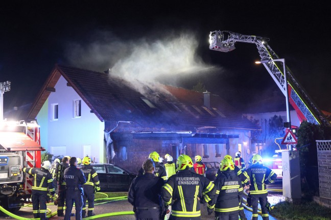 Brand einer Doppelhaush�lfte in Enns nach anf�nglichem Fahrzeugbrand in einem Carport