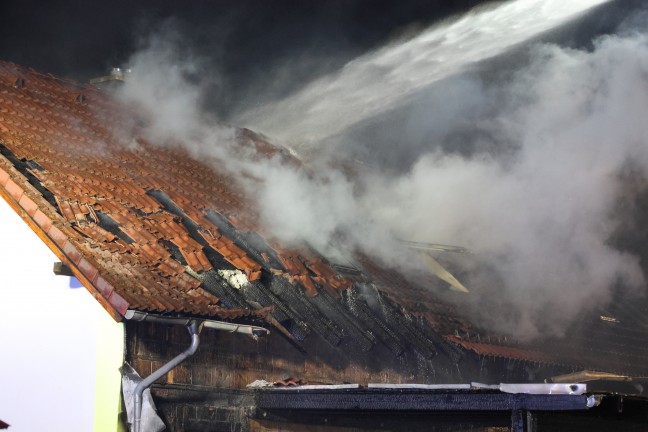 Brand einer Doppelhaush�lfte in Enns nach anf�nglichem Fahrzeugbrand in einem Carport