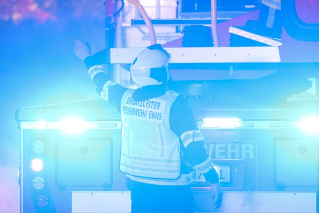 Brand einer Doppelhaush�lfte in Enns nach anf�nglichem Fahrzeugbrand in einem Carport