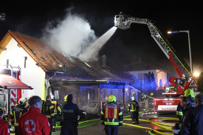 Brand einer Doppelhaush�lfte in Enns nach anf�nglichem Fahrzeugbrand in einem Carport