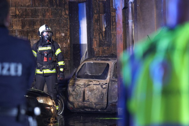 Brand einer Doppelhaush�lfte in Enns nach anf�nglichem Fahrzeugbrand in einem Carport