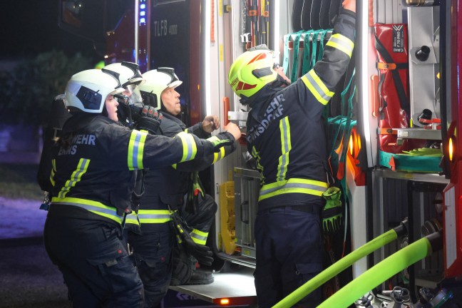 Brand einer Doppelhaush�lfte in Enns nach anf�nglichem Fahrzeugbrand in einem Carport