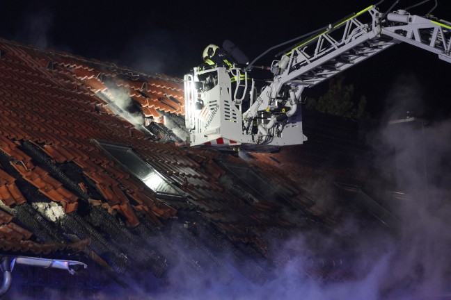 Brand einer Doppelhaush�lfte in Enns nach anf�nglichem Fahrzeugbrand in einem Carport