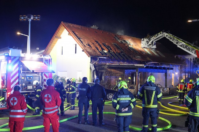 Brand einer Doppelhaush�lfte in Enns nach anf�nglichem Fahrzeugbrand in einem Carport