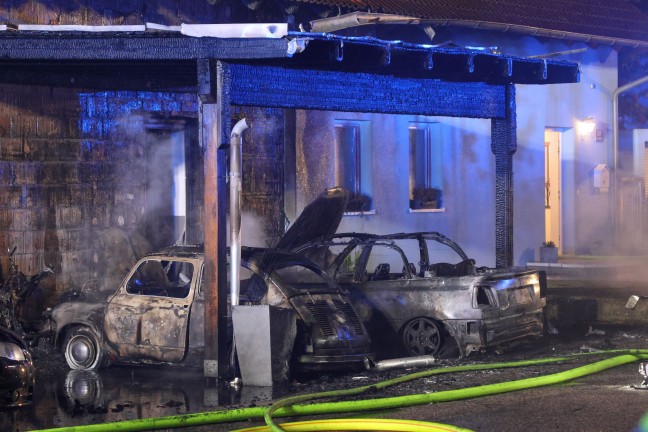 Brand einer Doppelhaush�lfte in Enns nach anf�nglichem Fahrzeugbrand in einem Carport