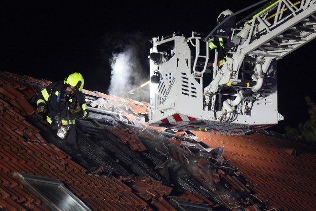 Brand einer Doppelhaush�lfte in Enns nach anf�nglichem Fahrzeugbrand in einem Carport