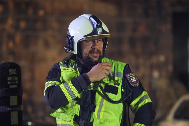 Brand einer Doppelhaush�lfte in Enns nach anf�nglichem Fahrzeugbrand in einem Carport