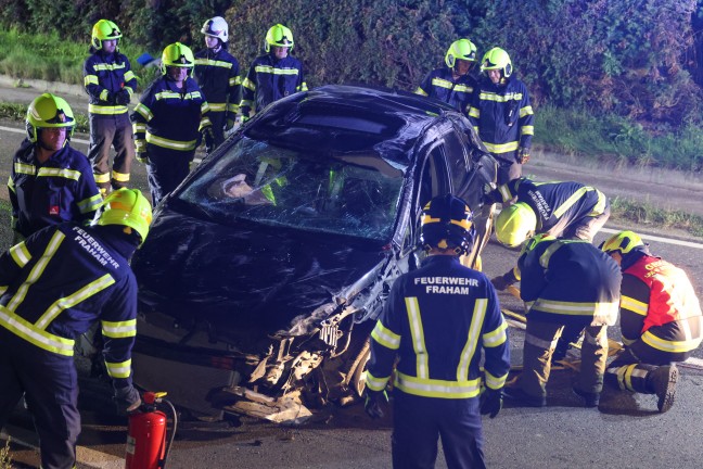 T�dlicher Verkehrsunfall: Autolenker starb bei folgenschwerem Unfall auf Eferdinger Stra�e in Fraham