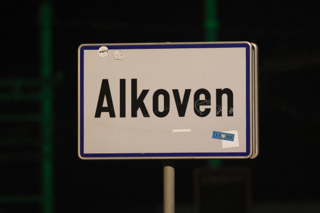 Einsatzkr�fte zu Personenrettung aus "misslicher Lage" nach Alkoven alarmiert