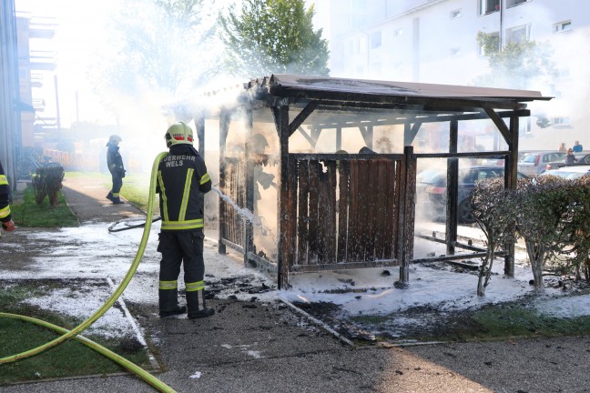 Vollbrand einer M�llinsel: Fassade sowie vier PKW bei gr��erem Brand in Wels-Neustadt besch�digt