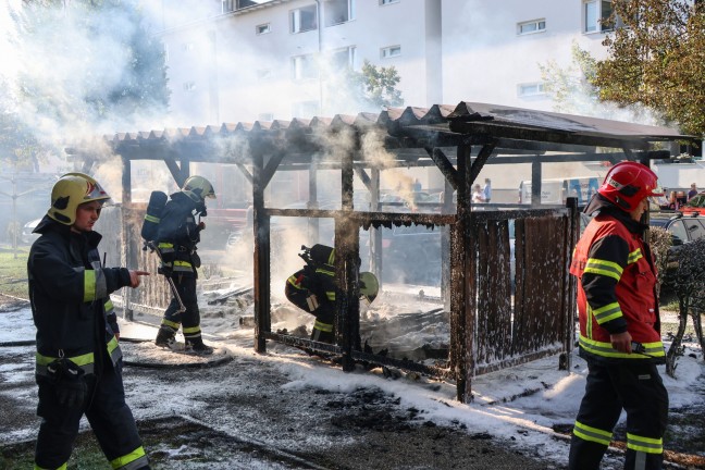 Vollbrand einer M�llinsel: Fassade sowie vier PKW bei gr��erem Brand in Wels-Neustadt besch�digt
