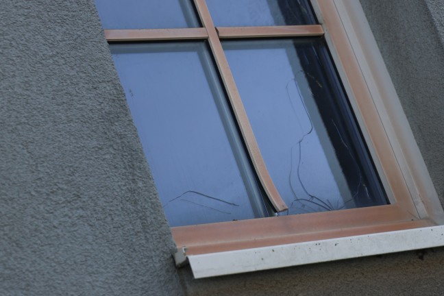 Vollbrand einer M�llinsel: Fassade sowie vier PKW bei gr��erem Brand in Wels-Neustadt besch�digt