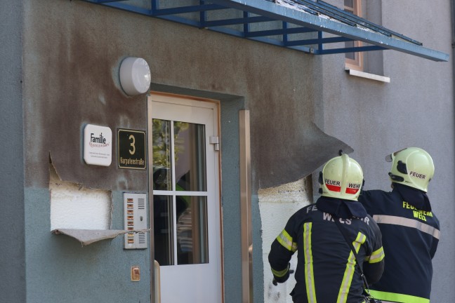 Vollbrand einer M�llinsel: Fassade sowie vier PKW bei gr��erem Brand in Wels-Neustadt besch�digt