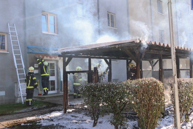 Vollbrand einer M�llinsel: Fassade sowie vier PKW bei gr��erem Brand in Wels-Neustadt besch�digt