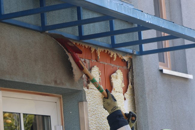 Vollbrand einer M�llinsel: Fassade sowie vier PKW bei gr��erem Brand in Wels-Neustadt besch�digt