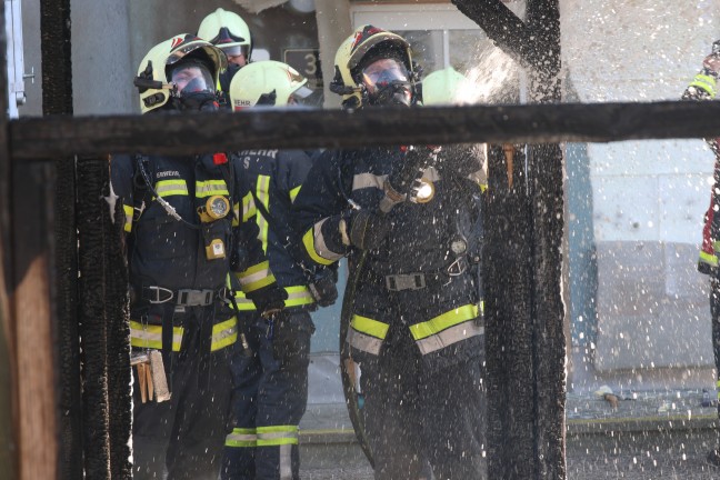 Vollbrand einer M�llinsel: Fassade sowie vier PKW bei gr��erem Brand in Wels-Neustadt besch�digt