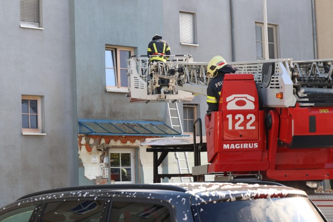Vollbrand einer M�llinsel: Fassade sowie vier PKW bei gr��erem Brand in Wels-Neustadt besch�digt