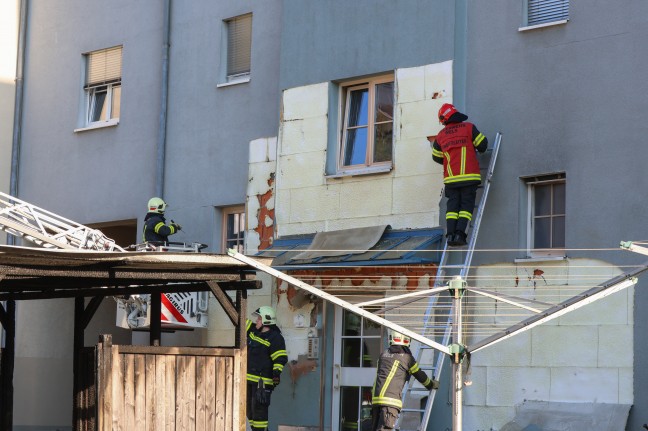 Vollbrand einer M�llinsel: Fassade sowie vier PKW bei gr��erem Brand in Wels-Neustadt besch�digt