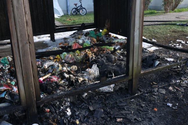 Vollbrand einer M�llinsel: Fassade sowie vier PKW bei gr��erem Brand in Wels-Neustadt besch�digt