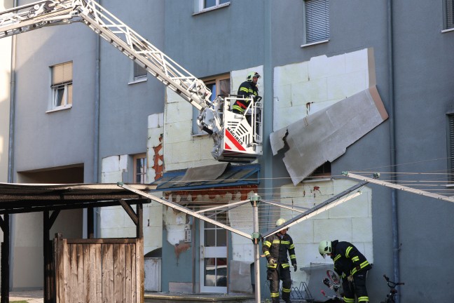 Vollbrand einer M�llinsel: Fassade sowie vier PKW bei gr��erem Brand in Wels-Neustadt besch�digt