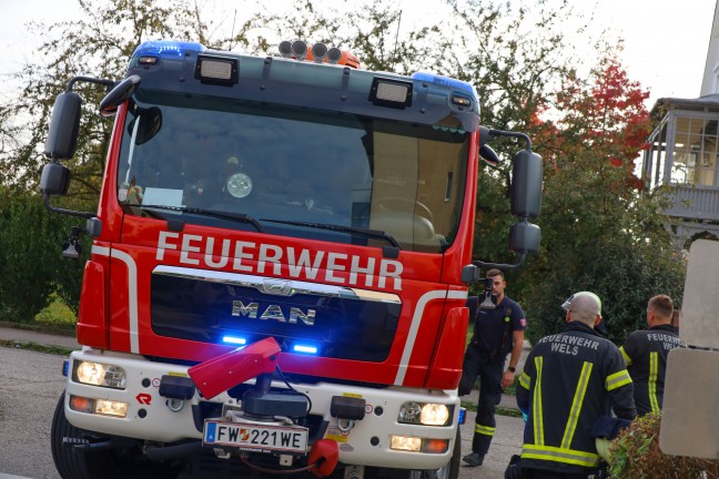 Abgest�rzter Lichtschachtrost in einer Wohnanlage in Wels-Neustadt durch Feuerwehr geborgen