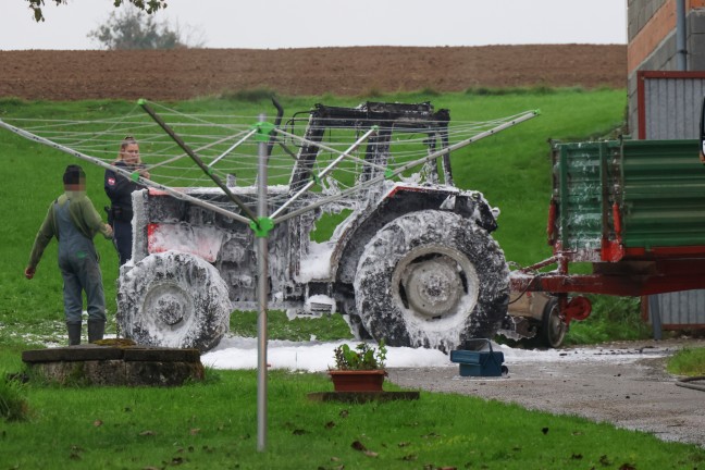 Sechs Feuerwehren bei Brand eines Traktors auf einem Bauernhof in Laakirchen im Einsatz