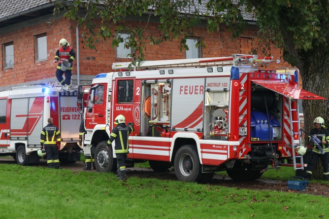 Sechs Feuerwehren bei Brand eines Traktors auf einem Bauernhof in Laakirchen im Einsatz