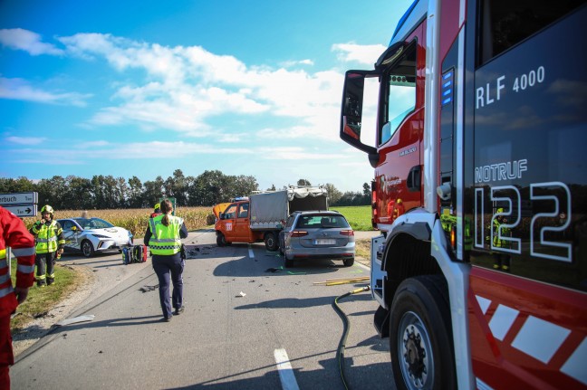 Crash zwischen PKW, Sportwagen und Pritschenwagen in Oftering fordert drei Verletzte