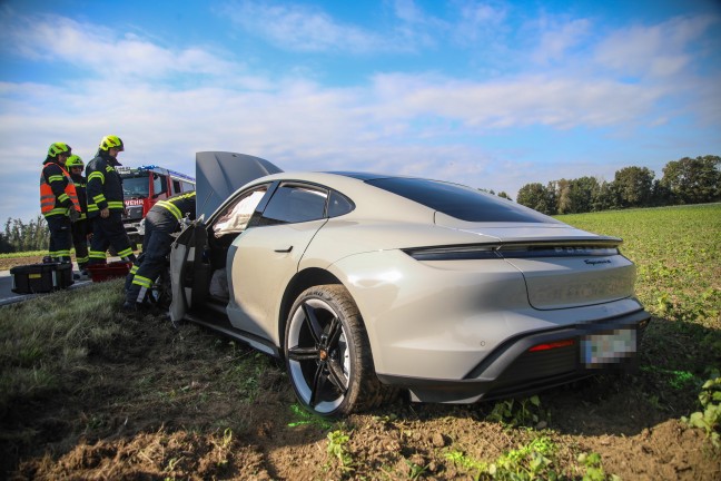 Crash zwischen PKW, Sportwagen und Pritschenwagen in Oftering fordert drei Verletzte