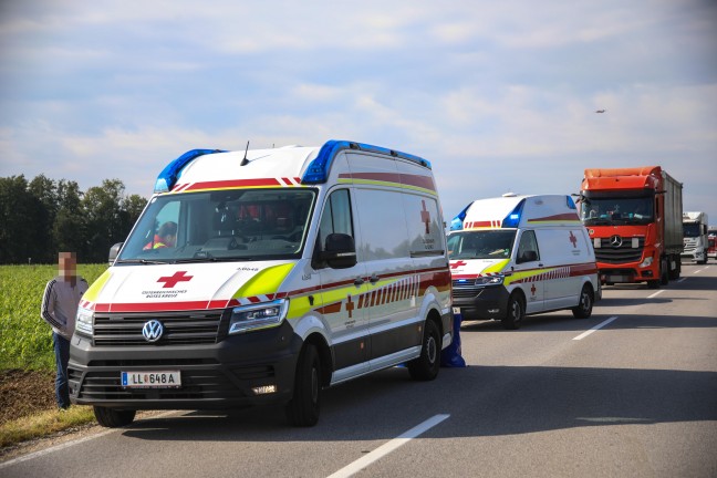 Crash zwischen PKW, Sportwagen und Pritschenwagen in Oftering fordert drei Verletzte