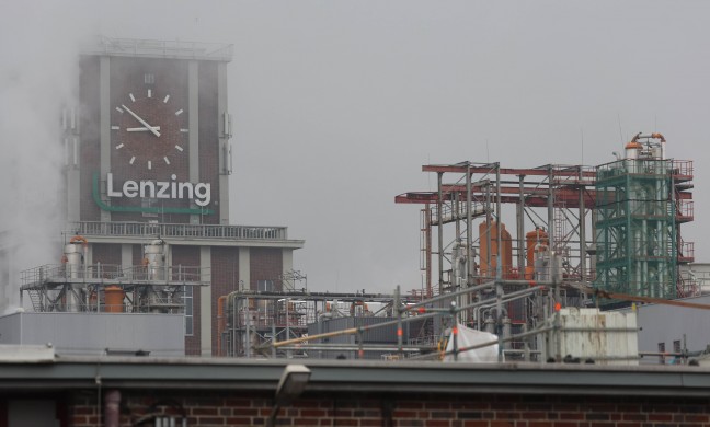 Stellenabbau: Kundgebung gegen Streichung von 600 Jobs bei Faserhersteller in Lenzing an der Ager