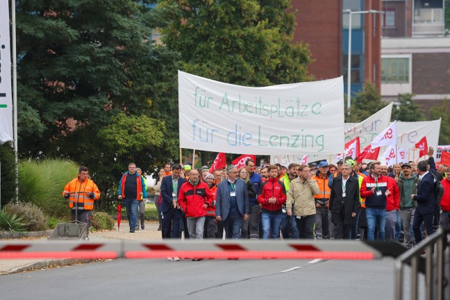 Stellenabbau: Kundgebung gegen Streichung von 600 Jobs bei Faserhersteller in Lenzing an der Ager