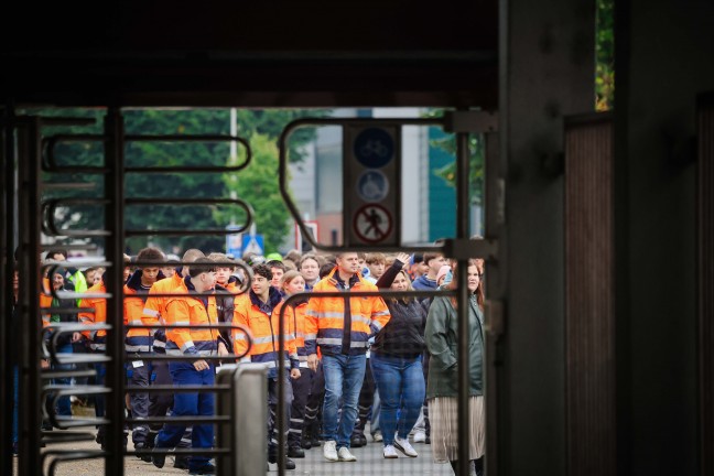 Stellenabbau: Kundgebung gegen Streichung von 600 Jobs bei Faserhersteller in Lenzing an der Ager