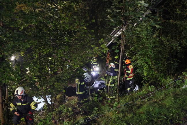 Personenrettung: Auto bei Unfall in Traunkirchen �ber steilen Abhang in Bachbett abgest�rzt