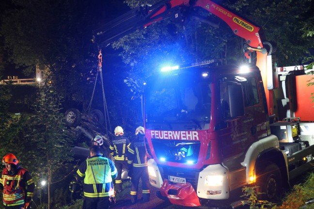 Personenrettung: Auto bei Unfall in Traunkirchen �ber steilen Abhang in Bachbett abgest�rzt