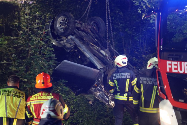 Personenrettung: Auto bei Unfall in Traunkirchen �ber steilen Abhang in Bachbett abgest�rzt