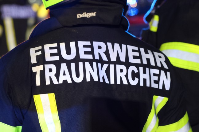 Personenrettung: Auto bei Unfall in Traunkirchen �ber steilen Abhang in Bachbett abgest�rzt