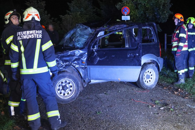 Personenrettung: Auto bei Unfall in Traunkirchen �ber steilen Abhang in Bachbett abgest�rzt