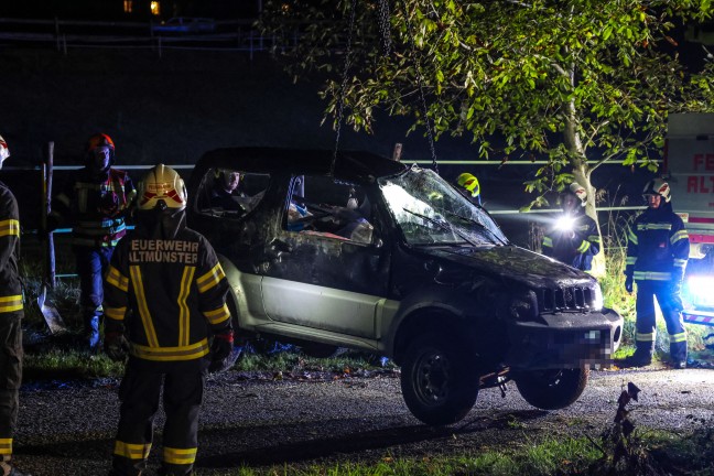 Personenrettung: Auto bei Unfall in Traunkirchen �ber steilen Abhang in Bachbett abgest�rzt