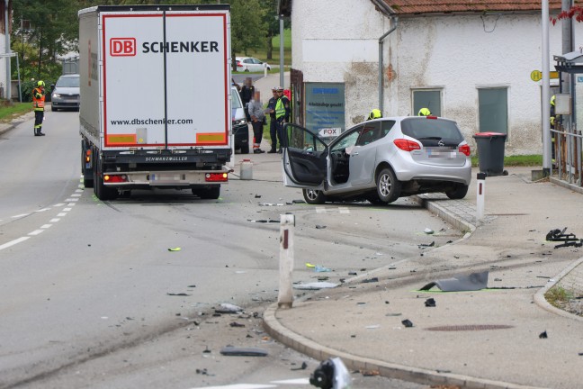 Crash zwischen PKW und LKW-Sattelzug bei Abbiegeman�ver in Tumeltsham fordert einen Verletzten