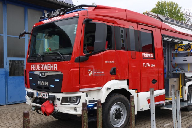 Crash zwischen PKW und LKW-Sattelzug bei Abbiegeman�ver in Tumeltsham fordert einen Verletzten