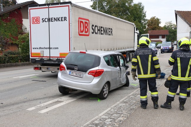 Crash zwischen PKW und LKW-Sattelzug bei Abbiegeman�ver in Tumeltsham fordert einen Verletzten