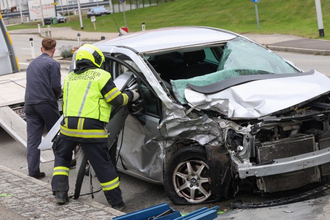 Crash zwischen PKW und LKW-Sattelzug bei Abbiegeman�ver in Tumeltsham fordert einen Verletzten