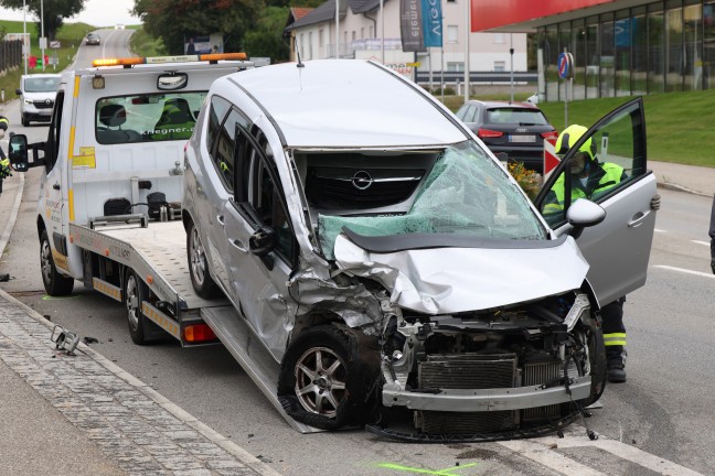 Crash zwischen PKW und LKW-Sattelzug bei Abbiegeman�ver in Tumeltsham fordert einen Verletzten
