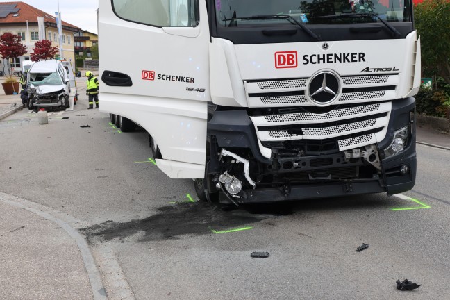 Crash zwischen PKW und LKW-Sattelzug bei Abbiegeman�ver in Tumeltsham fordert einen Verletzten