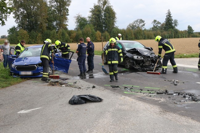 Kreuzungskollision zwischen zwei Autos in Eberstalzell fordert zwei Verletzte
